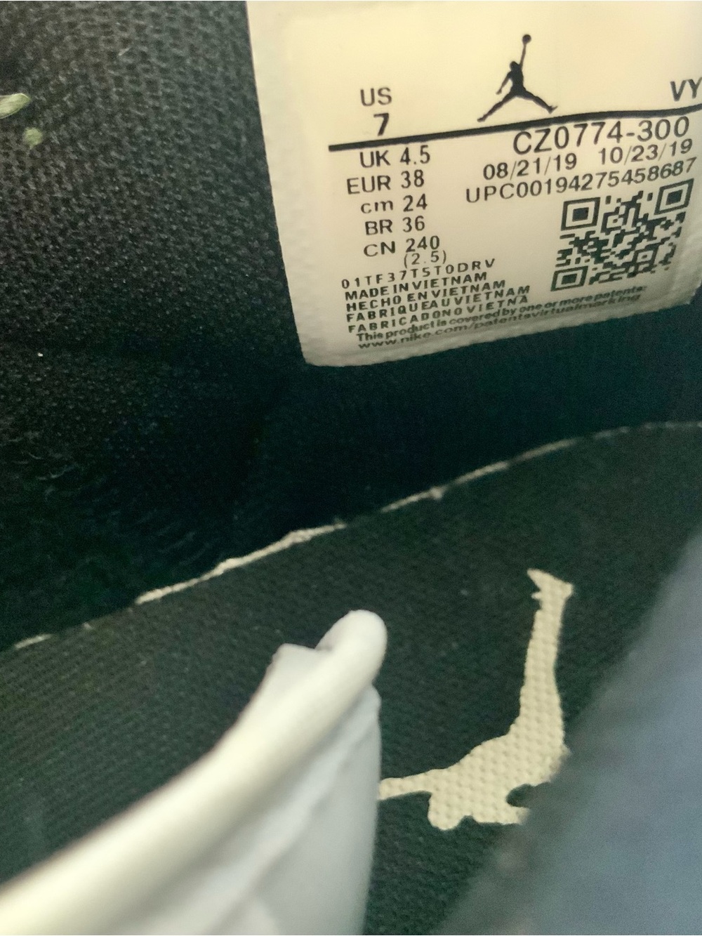 Women's Air Jordan Retro 1 Mid SE Casual Shoes - Picture 8 of 8